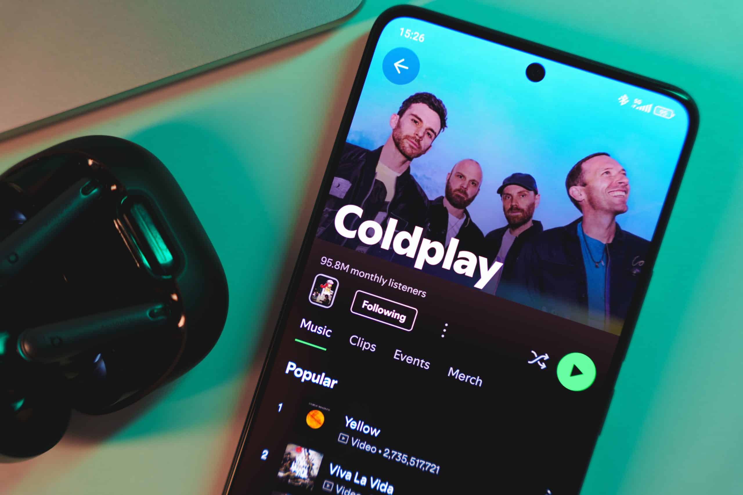You are currently viewing Coldplay, Kiss-Cams and Courtrooms
